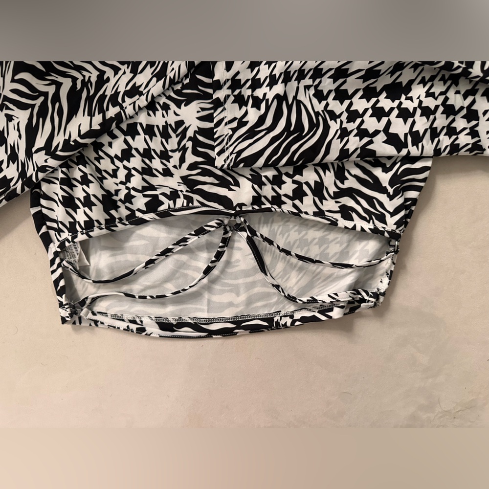 Black & White Mixed-Print Long Sleeve Crop Top
-size m - Picture 5 of 5